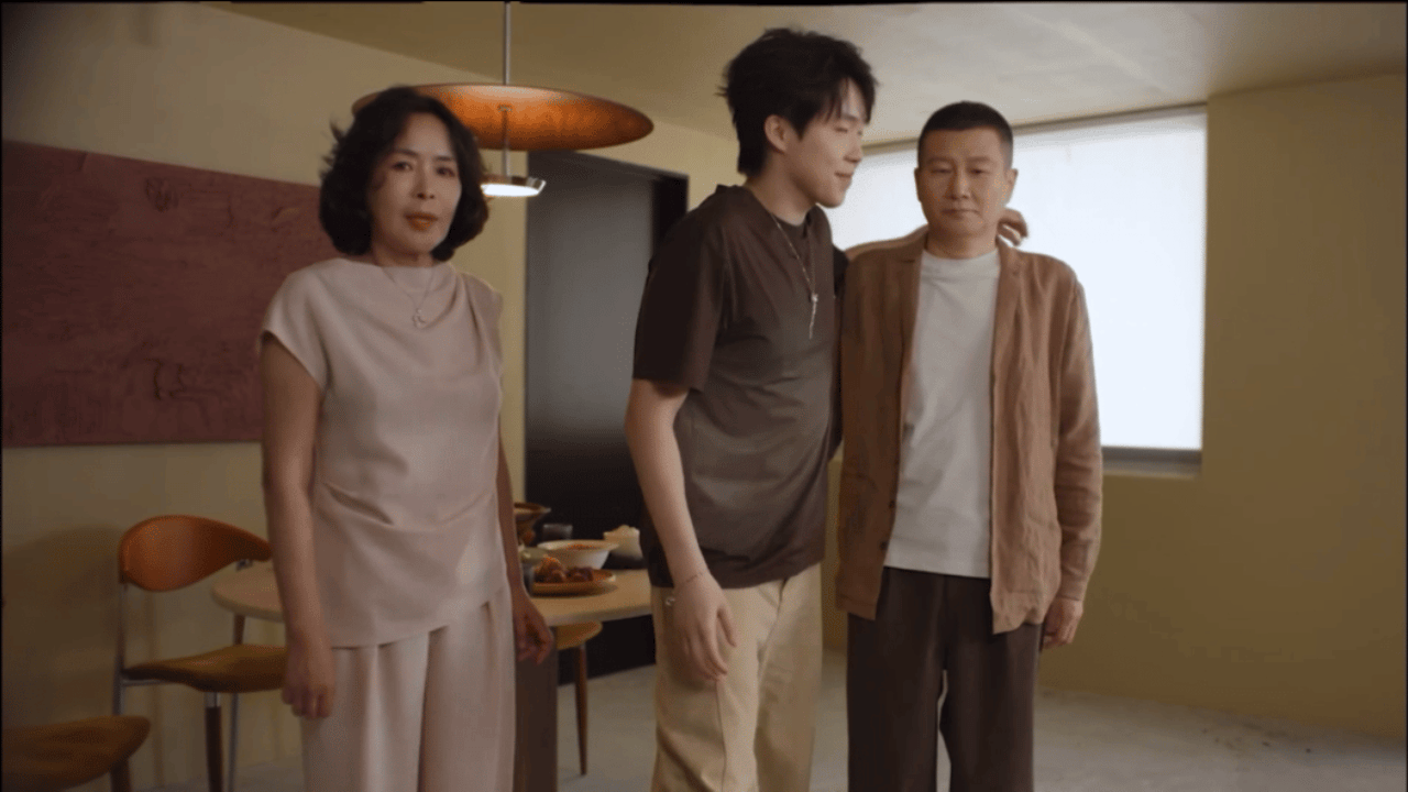 麒麟王楚钦原来赛场上敢打敢拼的“大头”，在家人身边也是会被好好疼爱的小孩，这样