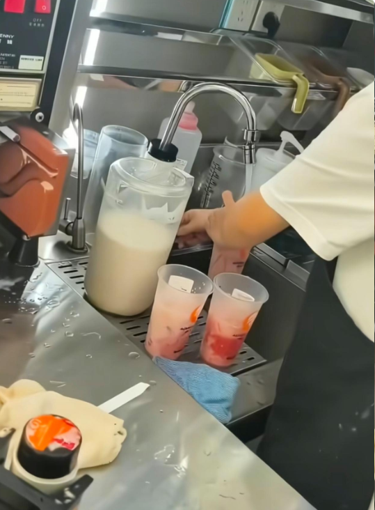看到这一幕，再也不喝奶茶了[哭哭][哭哭][哭哭]