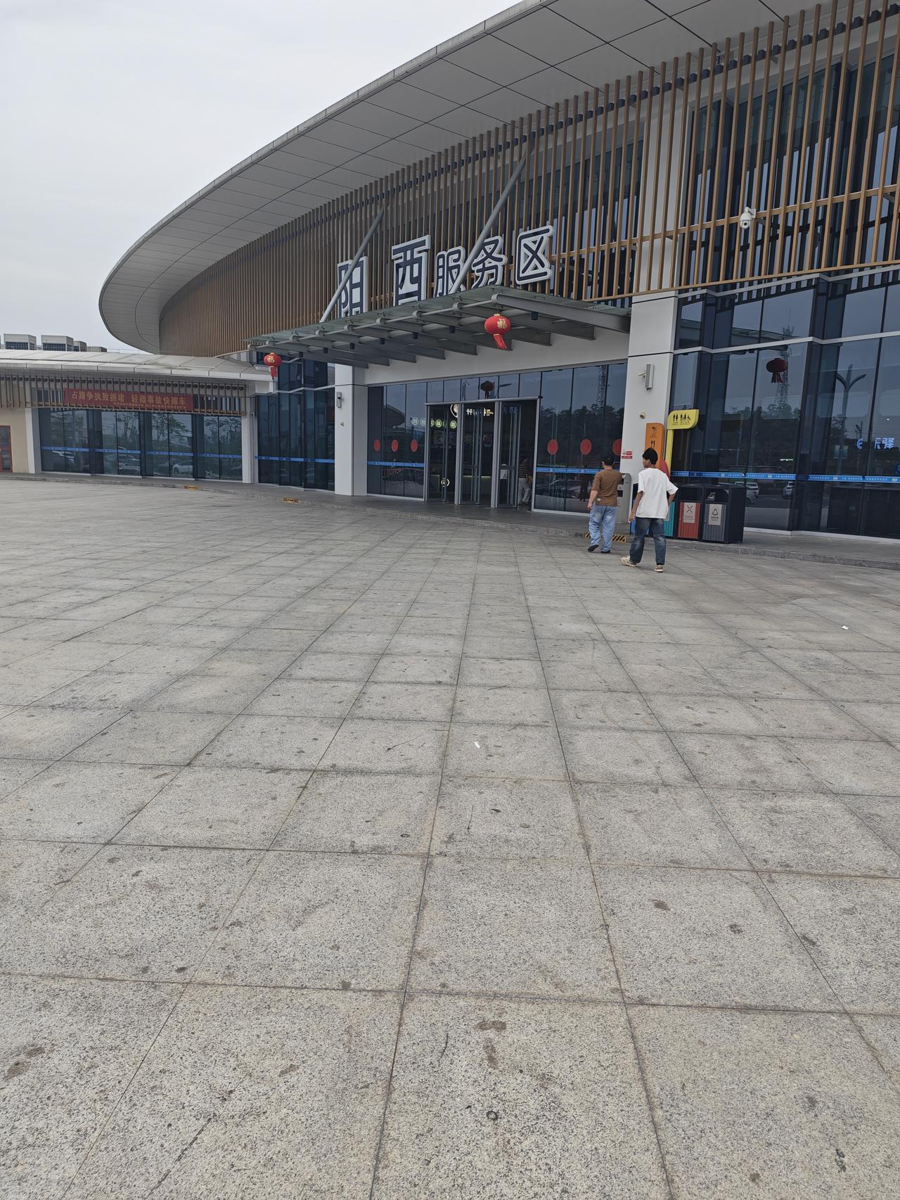 时代的变化，从来不跟你打招呼，十几年没有在返乡路上走高速公路了，因为前些年在没买