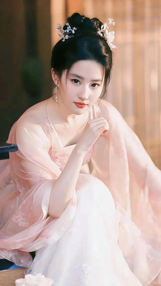 刘亦菲陈瑶双虞姬刘亦菲与陈瑶演绎的双虞姬，堪称古风颜值天花板同框，一位仙气凛然
