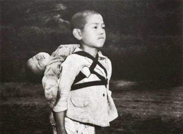 1945年日本长崎，一个10岁的小男孩带着他死去的弟弟来到火葬场进行火化。几年后