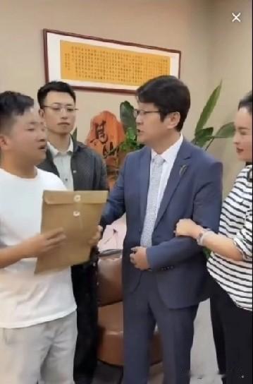 小故事！陆总拿着董事局的文件，来给一航说，要让一航当董事长，二航当