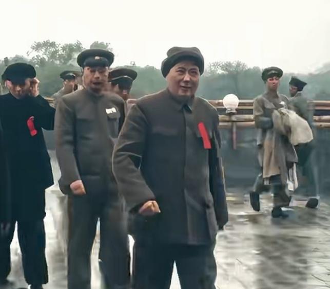 毛主席不喜欢穿新衣服，开国大典穿的那件中山装，穿几次就送人了！1949年开国