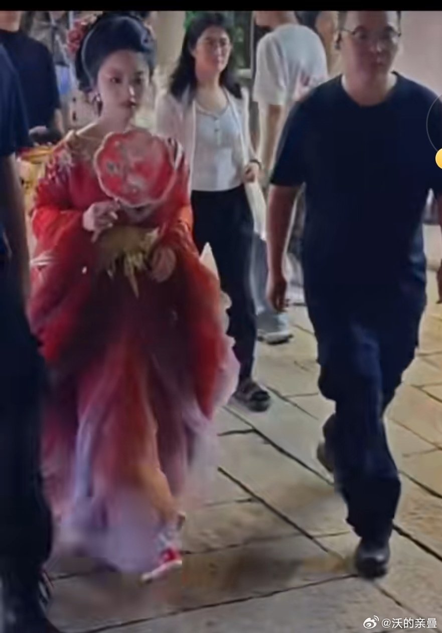 就这个地墩子似的居然还敢营销古装[笑着哭][笑着哭]​​​