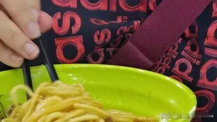 南京理工大学校长付梦印在食堂偶遇一名只打青菜和免费汤的学生，发现其月消费不足40
