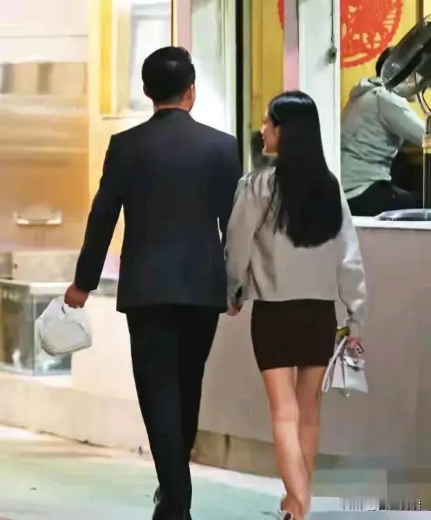 马筱梅和汪公子的这次国外出街照发现了马筱梅两个不同以往的变化马筱梅这次陪着