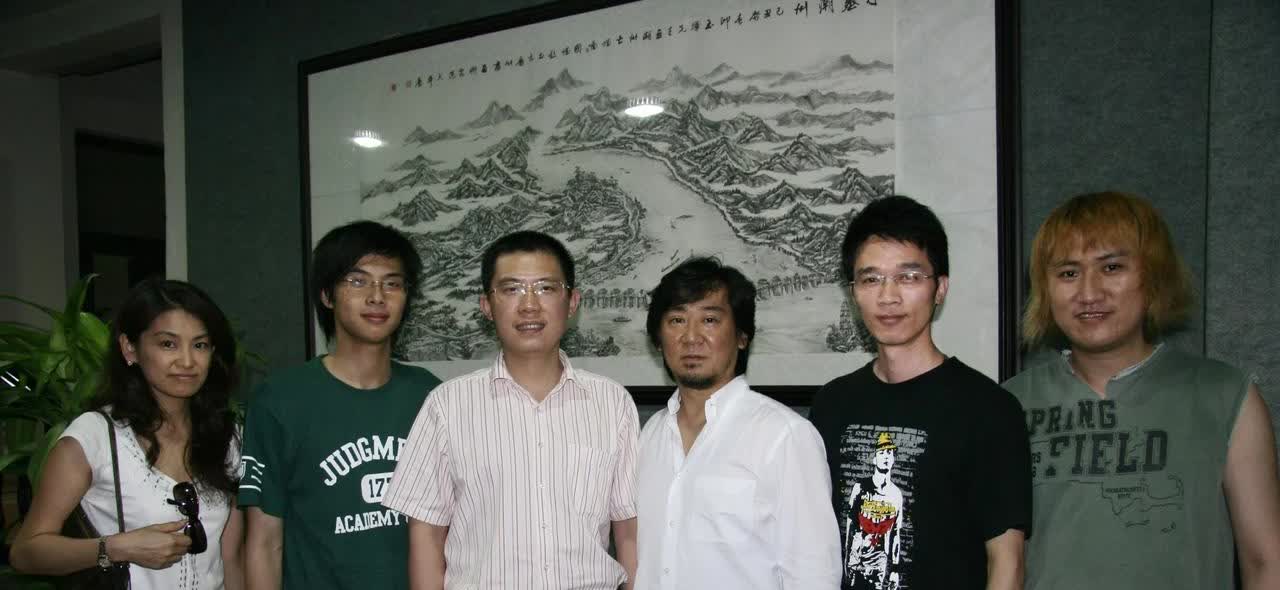 再次翻到这张合影，想起当年一则趣事：看到照片的人，十之八九都好奇的来问我，这是你