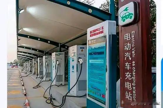 我朋友买了辆新能源，肠子都悔青了！就因销售没敢告诉他这句话。国庆他开新车跑高