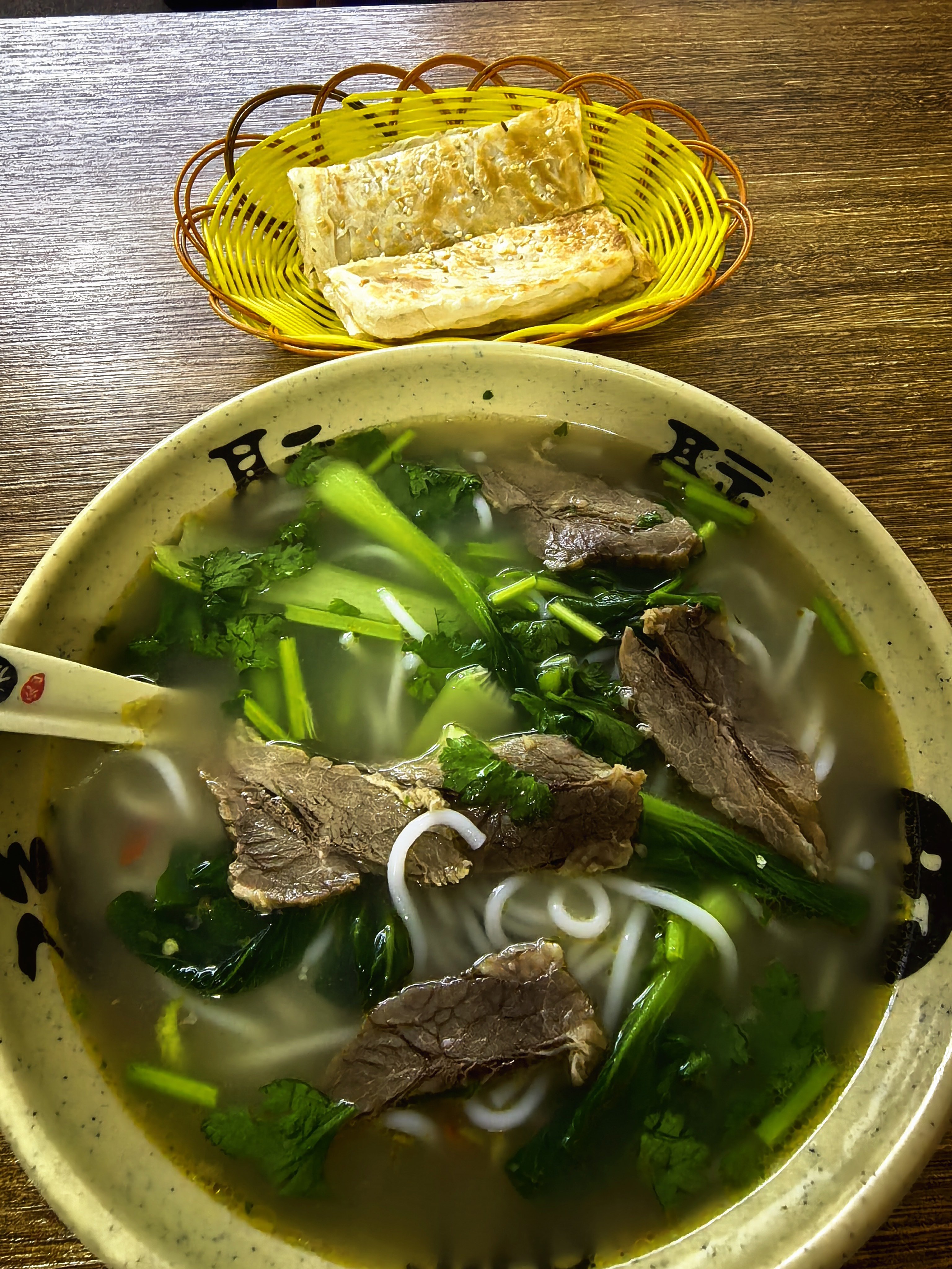 晚上路过一家淮南牛肉汤店，点了一份牛肉米线，和想象中淮南牛肉汤不太一样不过味道很