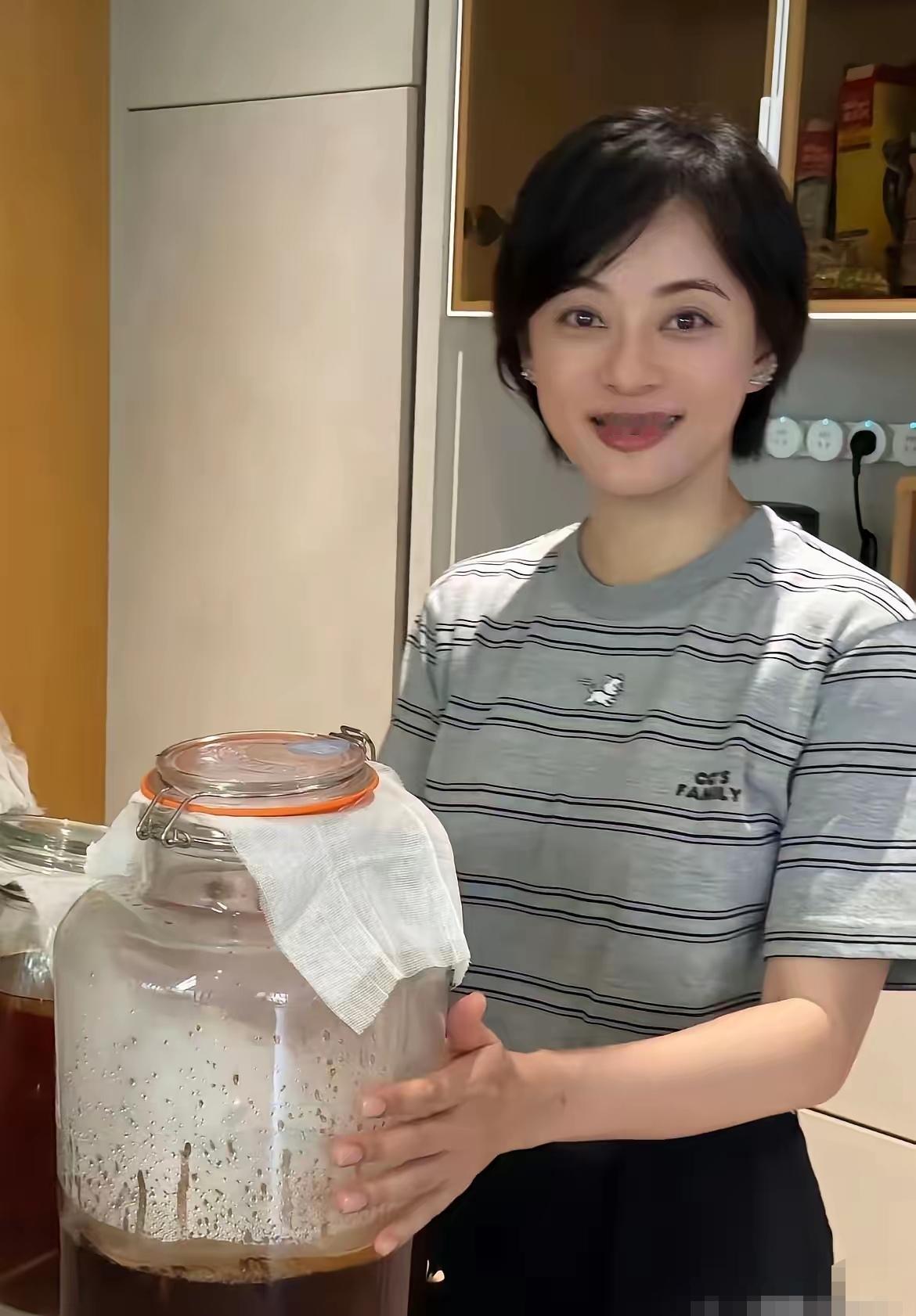 孙俪的颜值又回来了，再也不是那个眼睛往外凸的孙俪了。据说孙俪做医美了，也不知道是