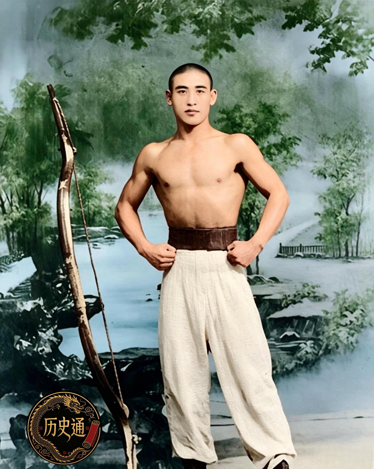 这名年轻人曾是皇帝身边的侍卫。他赤裸上身，腰束宽带，下着宽松白裤，手里斜倚一张长
