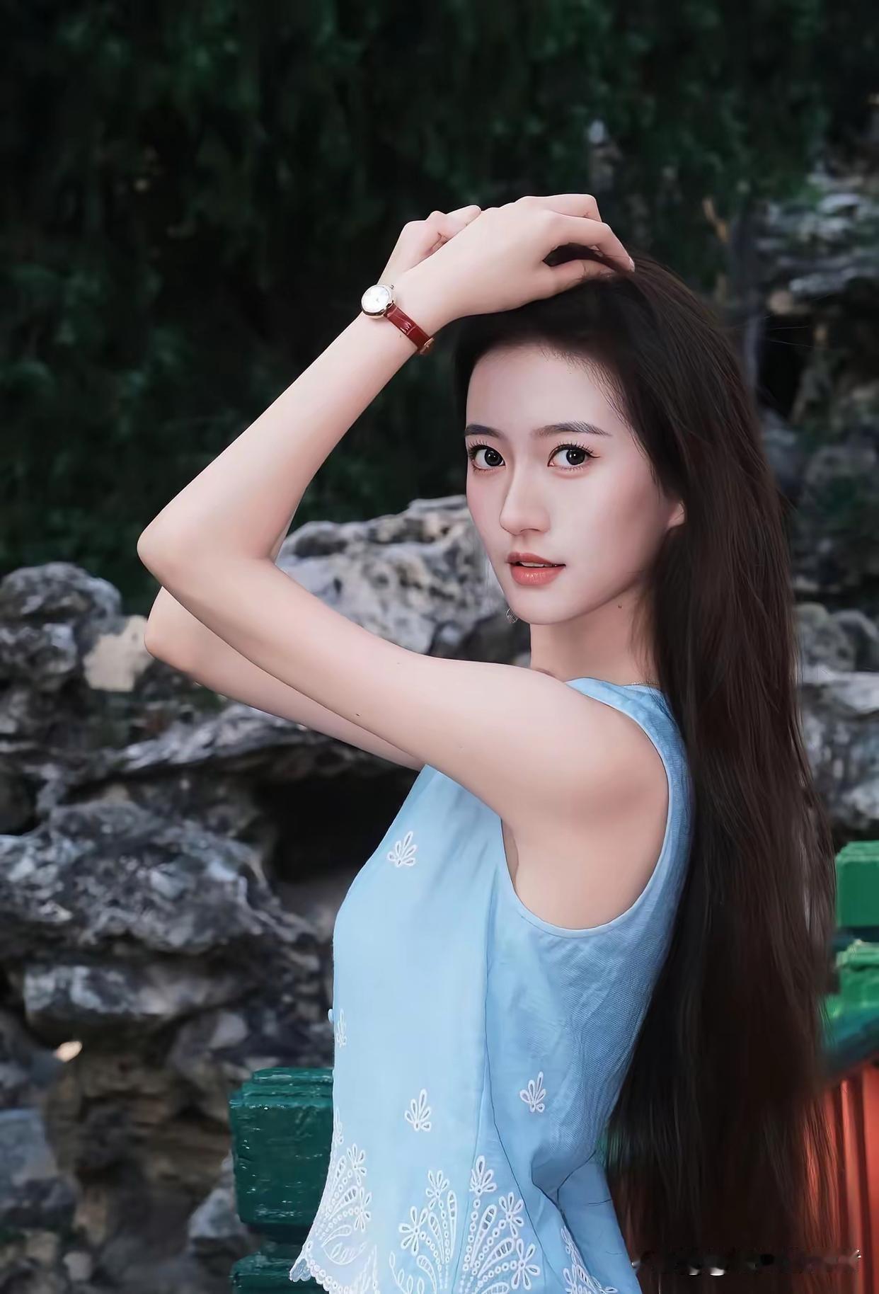 夏日荷塘仙气少女，浅蓝裙摆随风飘逸🌸💦