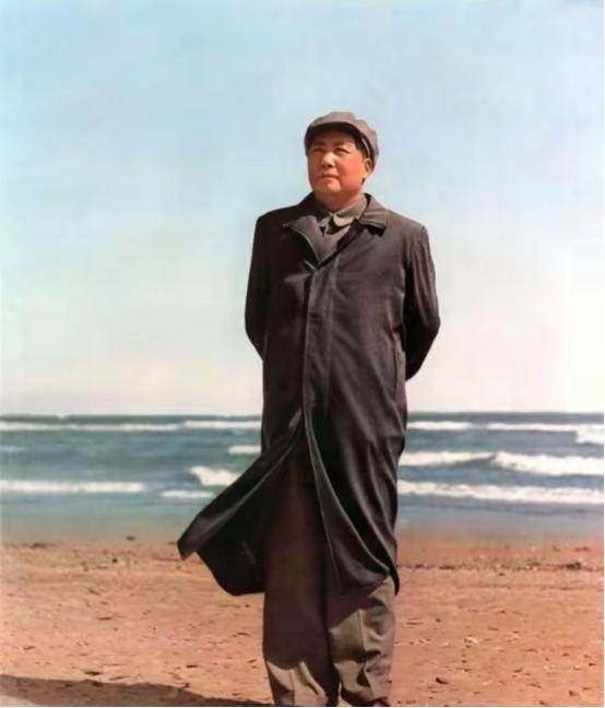 去苏联访问，毛主席看到了令他愤怒的场景：苏共高官的宴会上，他们吃喝玩乐，贪图享