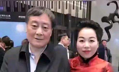 据说，宗馥莉有一个亲姑姑叫宗蕊，她与影子夫人杜建英共同持有三捷股权，这出豪门伦理
