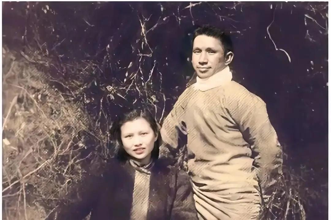 1942年，粟裕与楚青新婚不久后的一张留影，这也是粟裕罕有卸掉军装，一副儒雅打扮