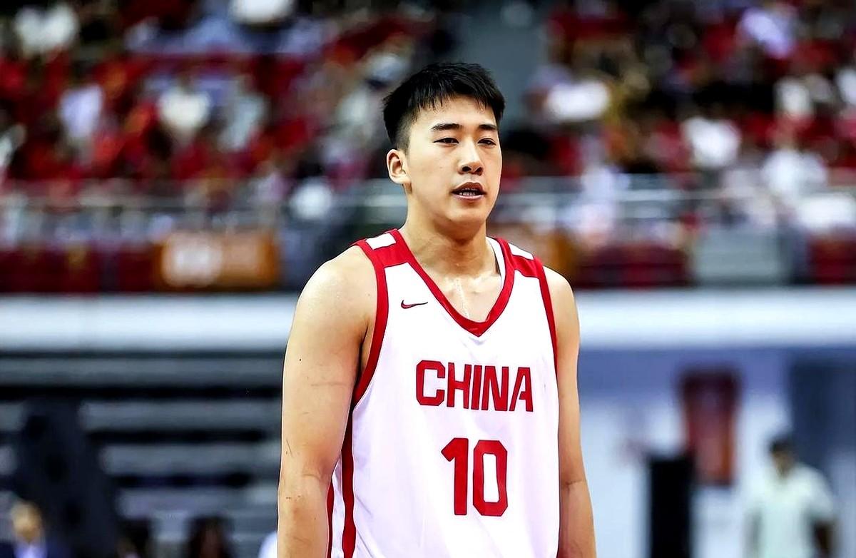 15投6中，命中率一般，却被喊作“无代餐”的四号位。长沙热身赛，王俊杰首场就