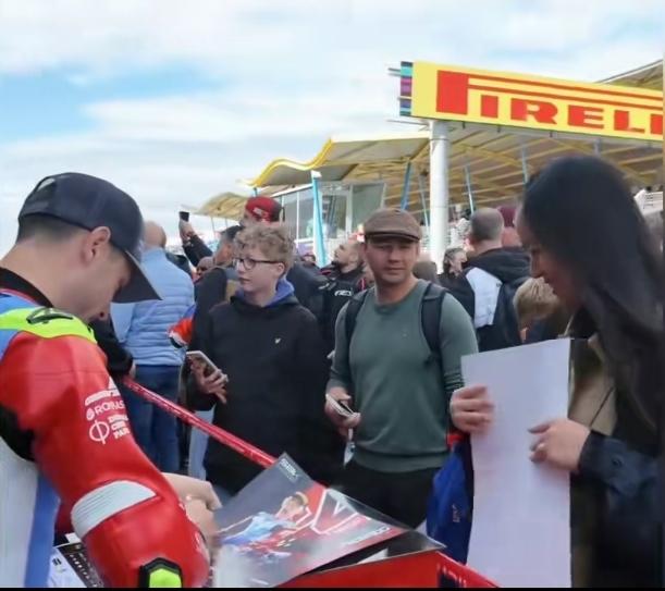 宠粉实锤！53号车手德比斯人气爆棚，被前来助威的华人粉丝团团围住。面对大家的热情