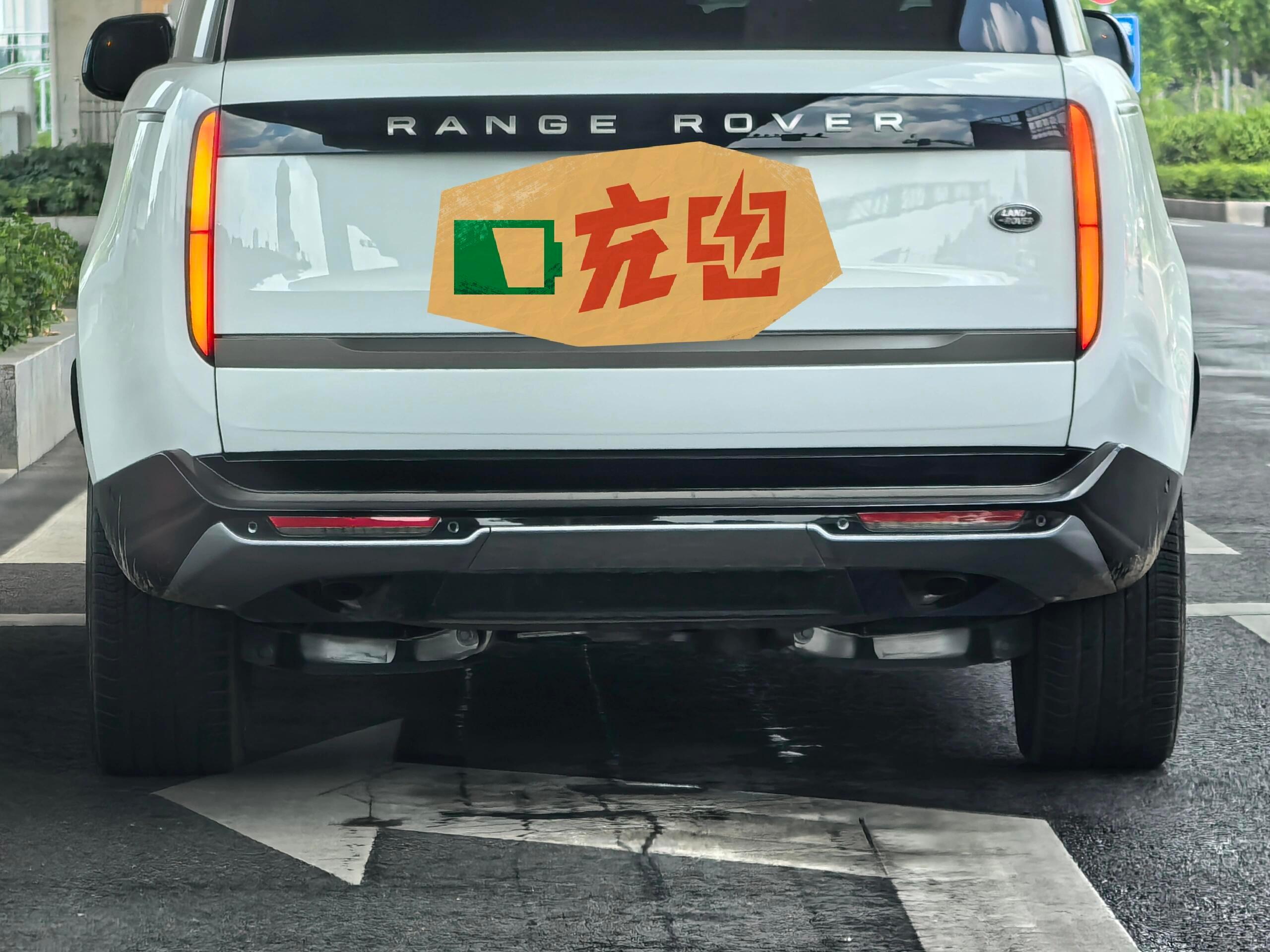 大v聊车路虎揽胜宝马x5等红绿灯的时候看到前面有个大虎子，看了看这个后轮胎，好