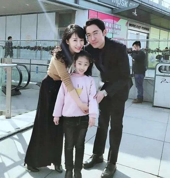 原来女演员李念的老公是他，帅气十足，气宇不凡，只是李念现在不出来拍戏了，有点可惜