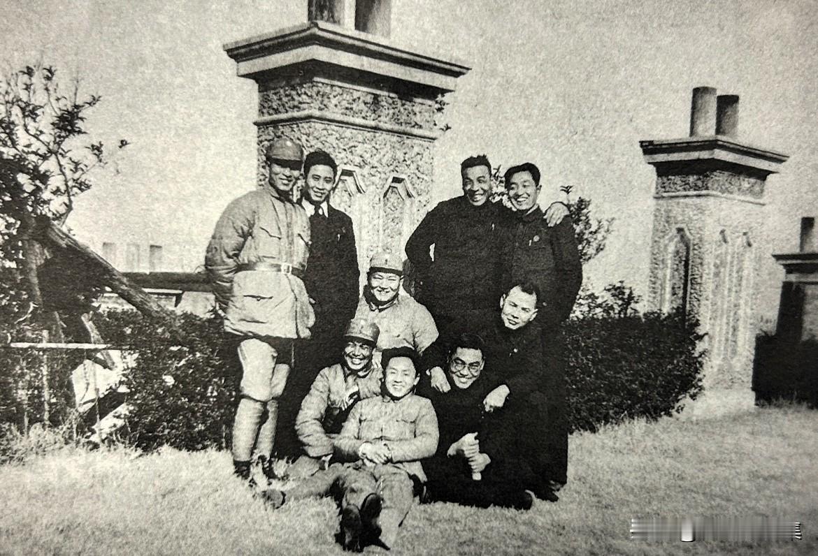 武汉八路军办事处人员合影，1938年摄于汉口大石洋行屋顶花园。一排童小鹏；二排