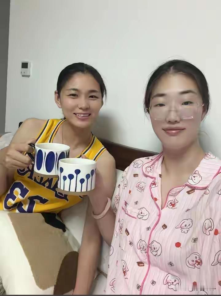 告别赛场开启新人生！山东女排名将杜清清晒姐妹合照，退役后已变身大学老师。9