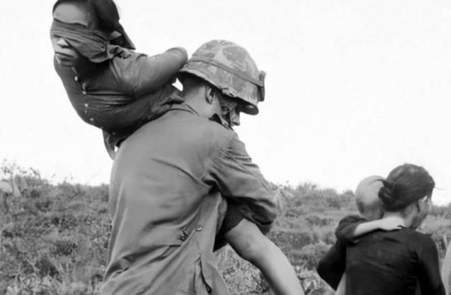 1959年，一名美国士兵，俘虏了一名美丽的越南女士兵，那名女士兵突然脱下了自己的