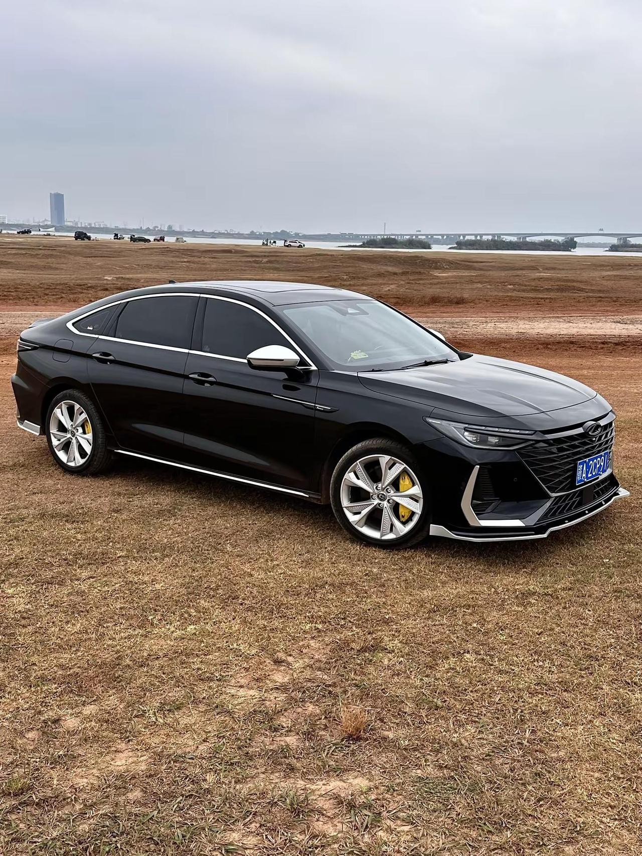 这车不看车标的话或许议论声就不大了