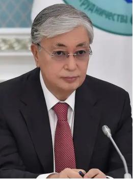 哈萨克斯坦这回算是把“摇摆”玩明白了，前脚刚跟美日签完稀土大单，后脚油轮就在黑海