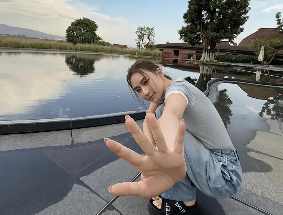 窦骁真的娶到了宝，何超莲一点不像富家千金，真是嫁鸡随鸡嫁狗随狗，嫁给了演员，何超