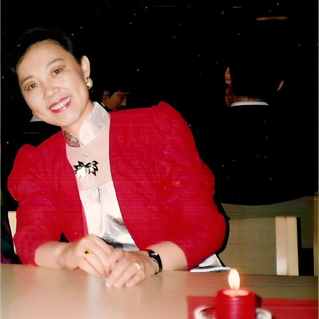 “阿庆嫂”洪雪飞，一张罕见的留影，拍摄于上世纪80年代，画面里她妆容温婉、神采舒