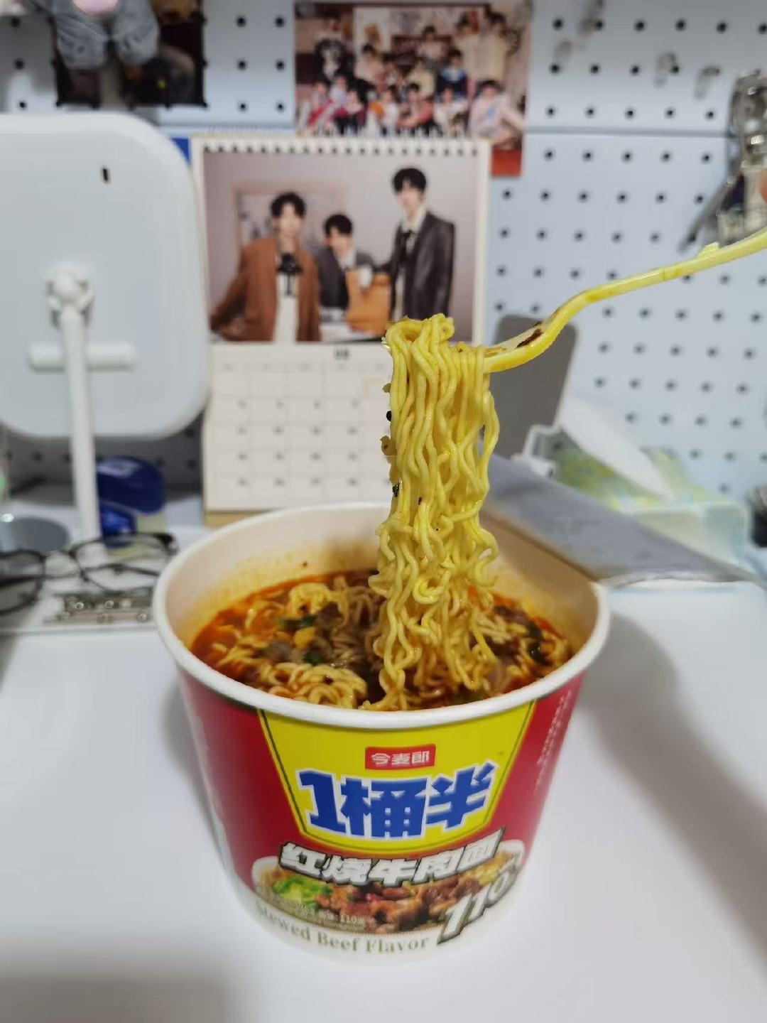 吃别的经常吃不饱，1桶半份量真没的说，而且格外香，你说这（嚼）1桶半（嚼嚼），怎