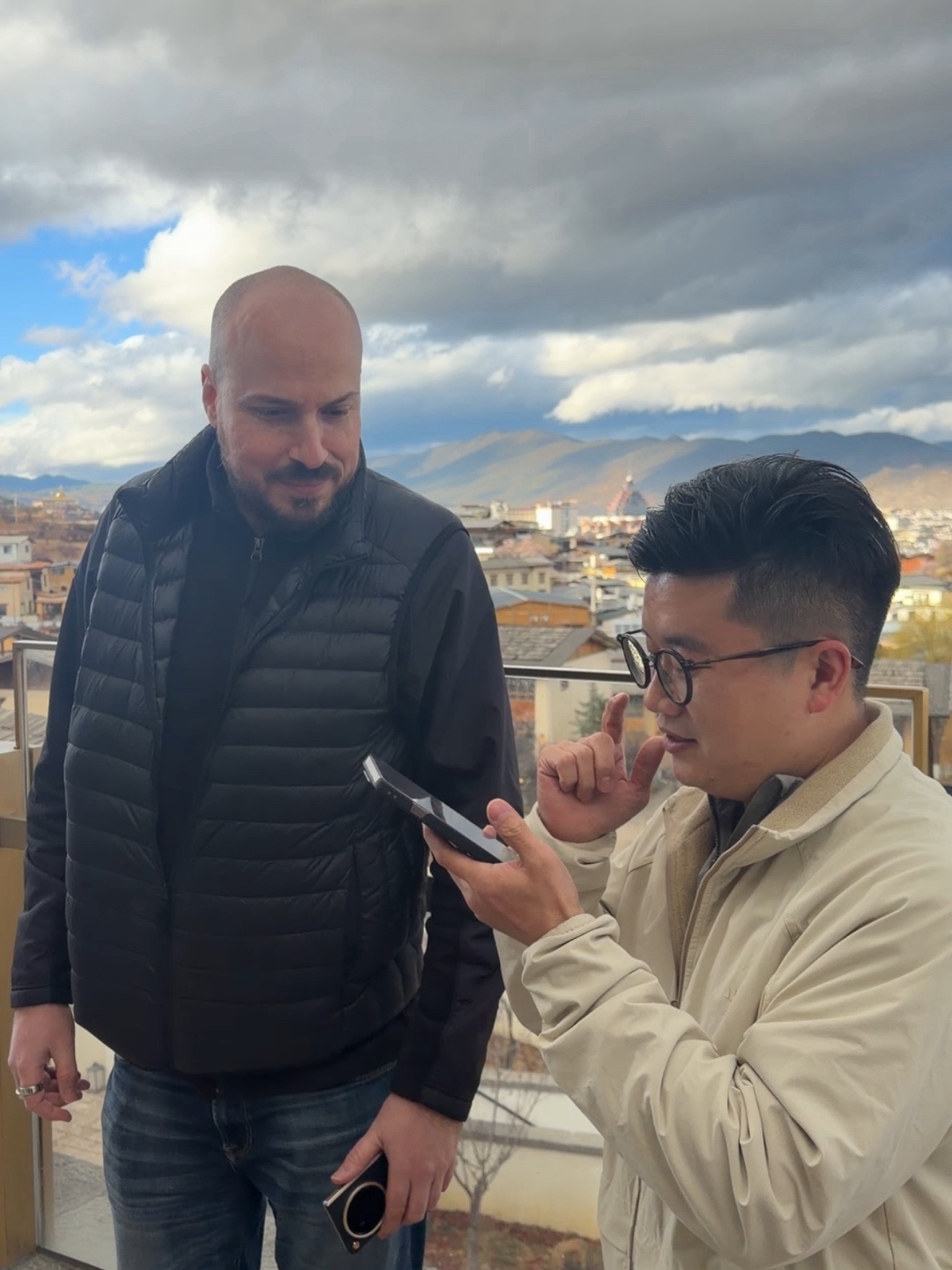 今天和老外交流了下、我给他看了我的账号内容、他说我非常硬！