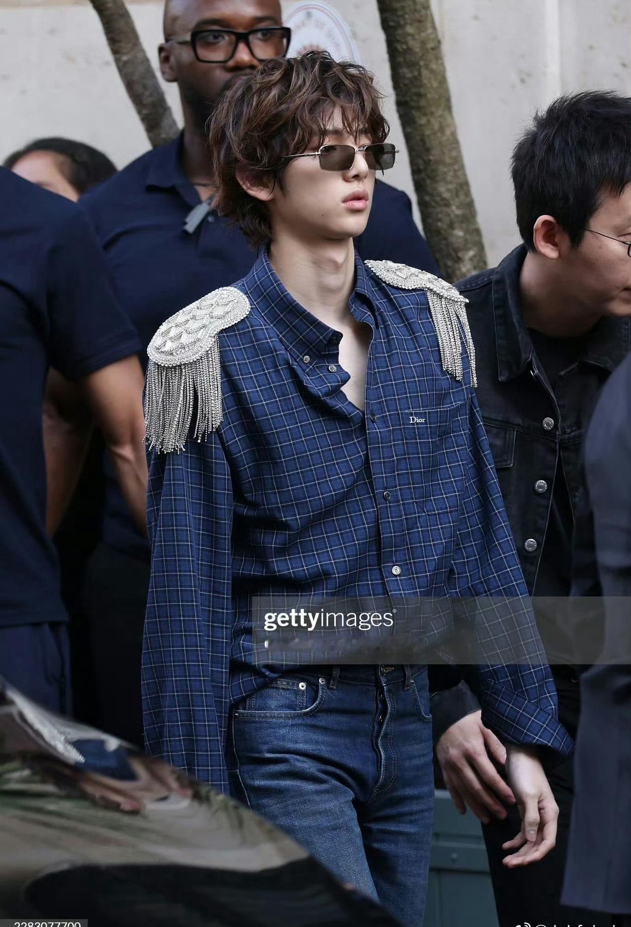 金主训超话金主训卷毛小王子金主训dior金主训巴黎时装周挤进人群也挡不住
