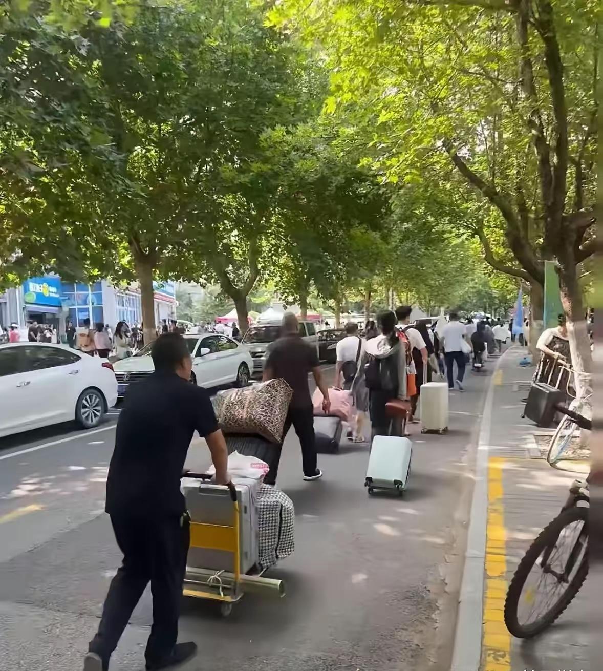我终于明白现在大学生怎么算账了。我每月给儿子转1800，以为是吃饭加日用。结果他