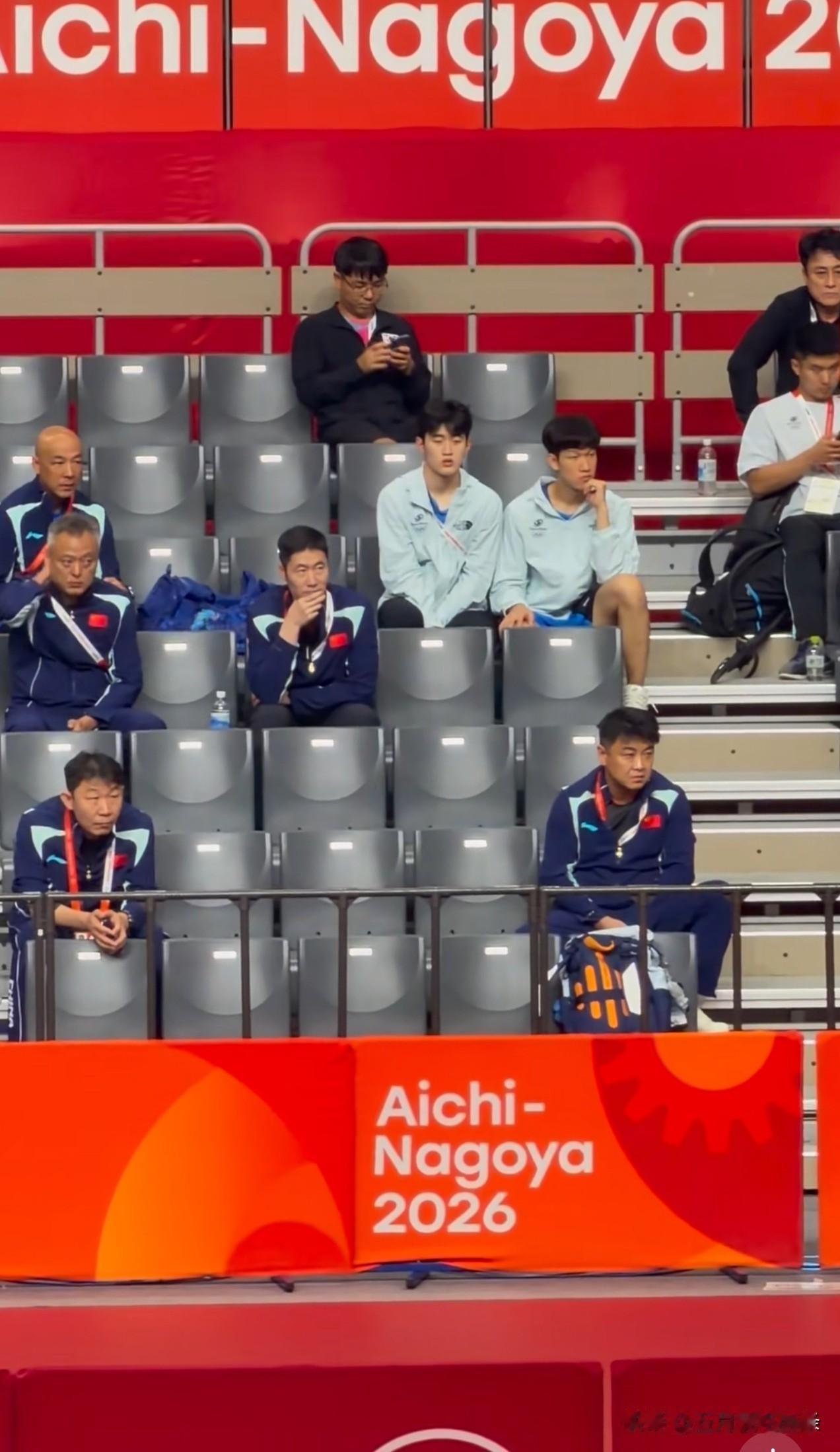 我知道了，王皓不是给谁做场外显得命苦，他是上班看谁打球都显得命苦[笑着哭][笑着哭]