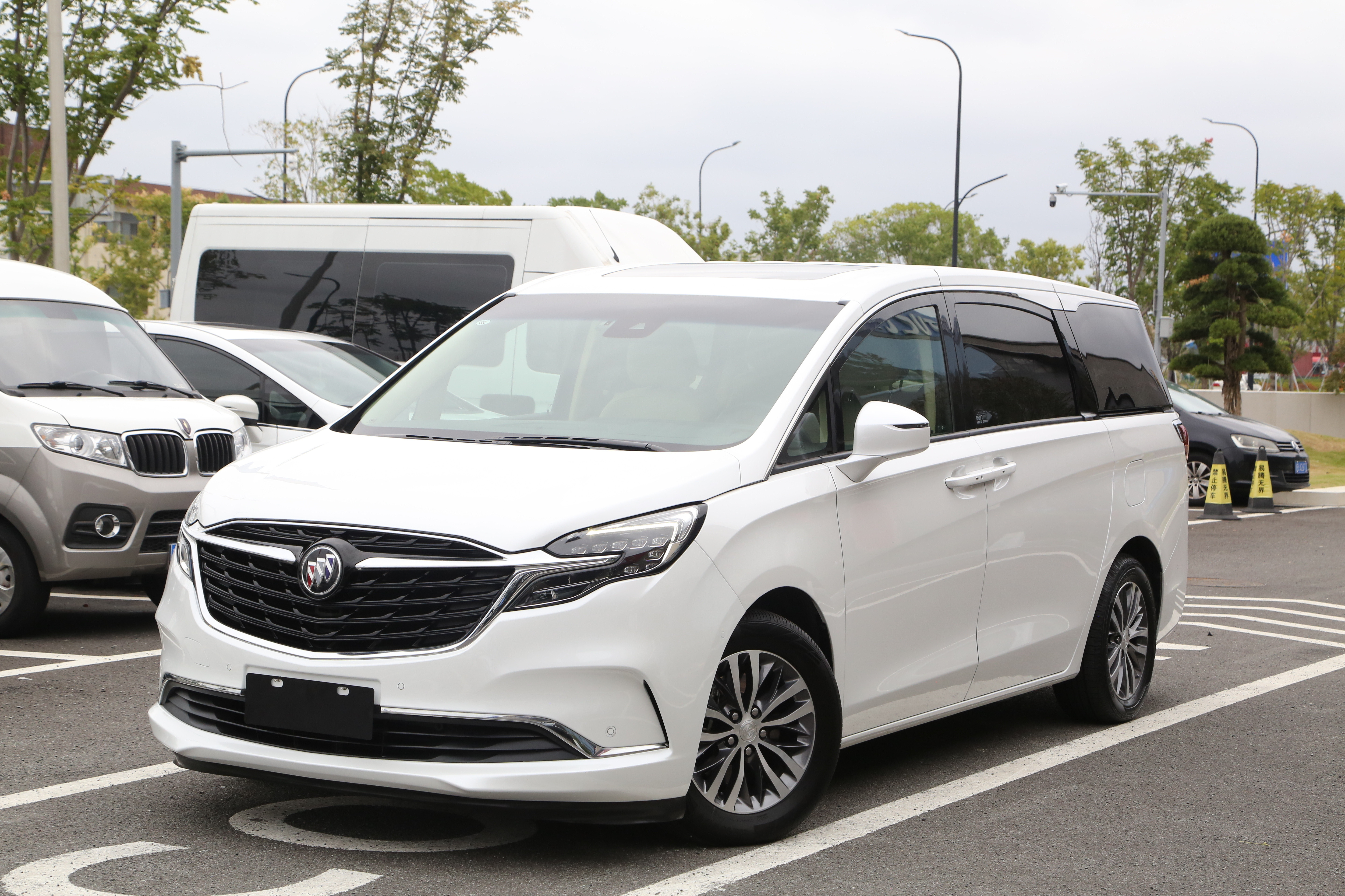 别克GL8路尊尊享型，公司一手开了8万多公里，买商务二手车最重要的就是公里，有的