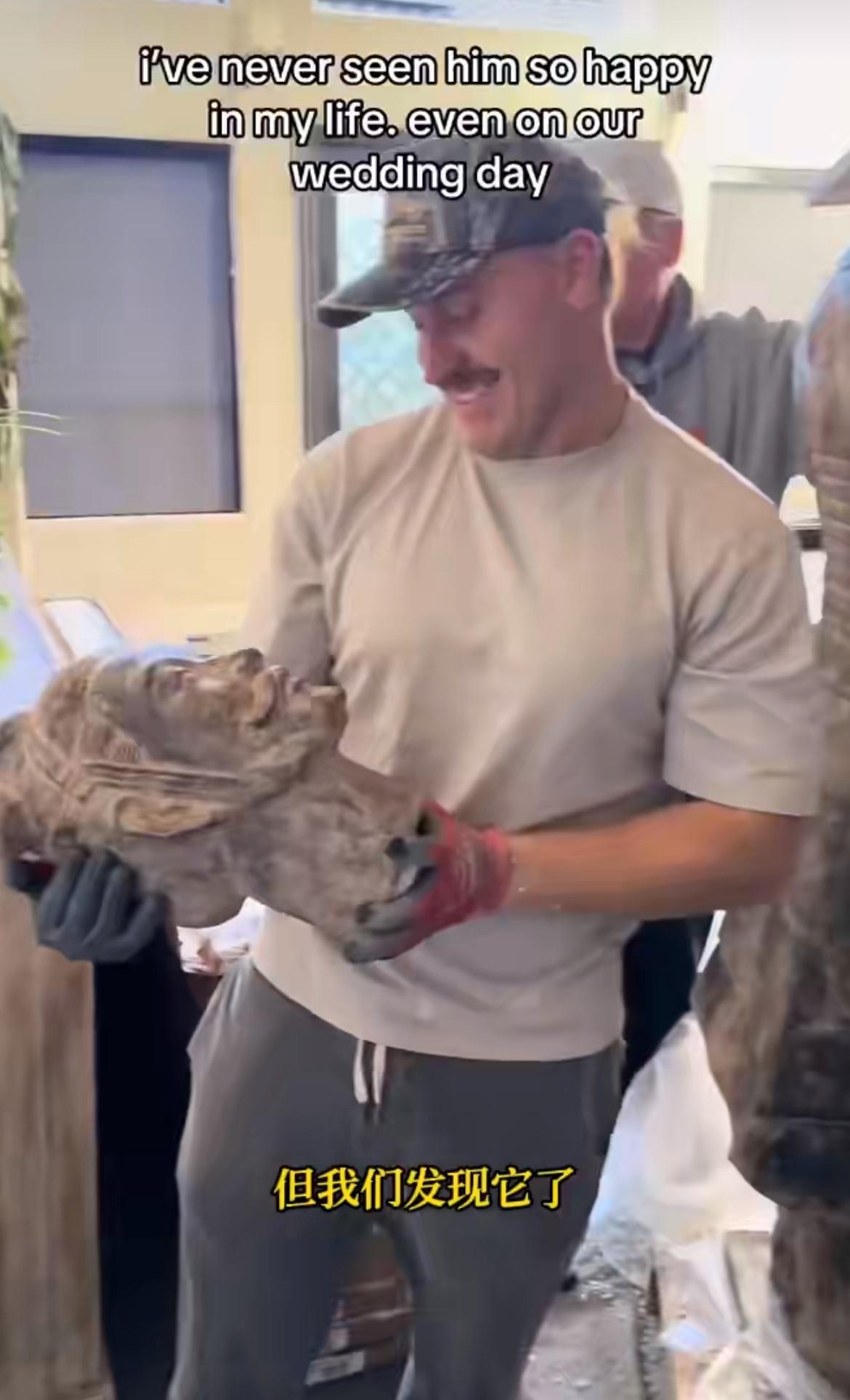 美国男子买了一个定制的兵马俑工艺品，当快递到货的时候，他迫不及待的拆开，十分开心