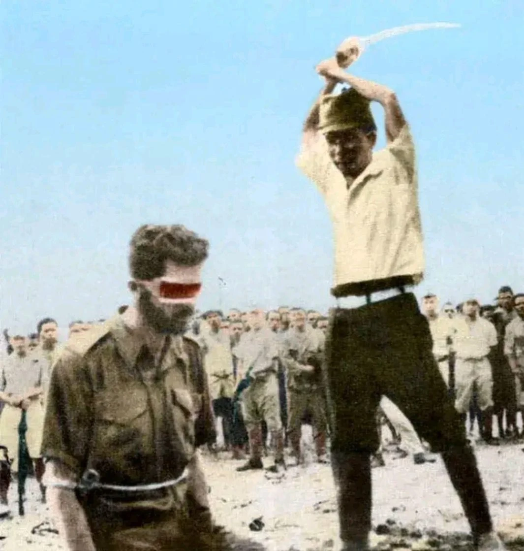 1943年，日军砍掉了一个澳大利亚男人的脑袋，还不忘拍照炫耀，结果就是因为这张照
