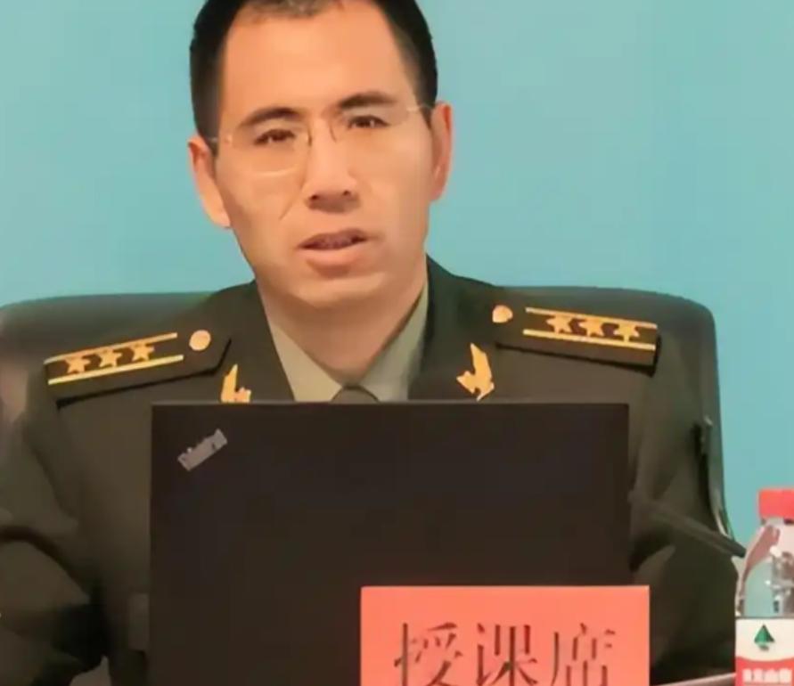 内蒙古单身老汉董栋小，在绝境中收养了出生仅两个月的弃婴，倾尽所有、含辛茹苦将孩子