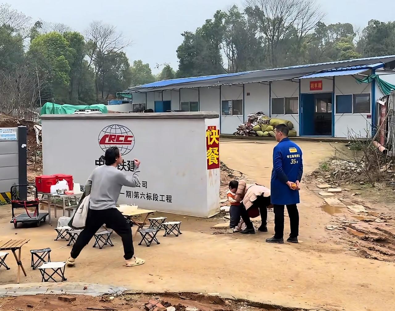 小伙工地门口摆摊卖盒饭，被旁边开店的老板驱赶。老板说亏本了。不允许他在这里摆。小