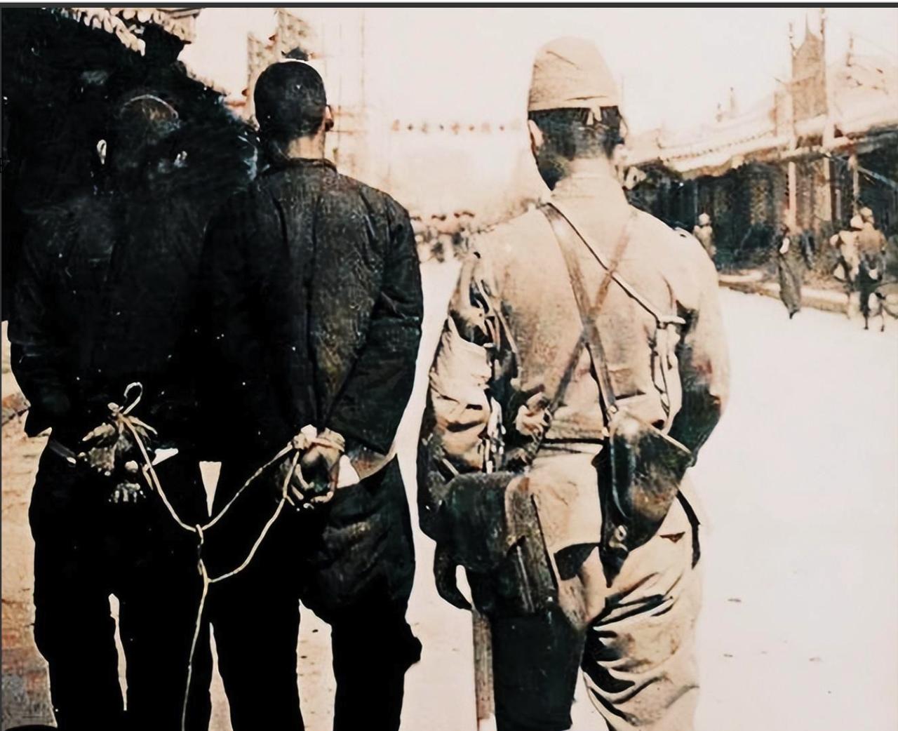 1943年，两名新四军，乔装潜入日伪重镇，在鬼子眼皮下，当街击毙了汉奸刘赐胜，敌