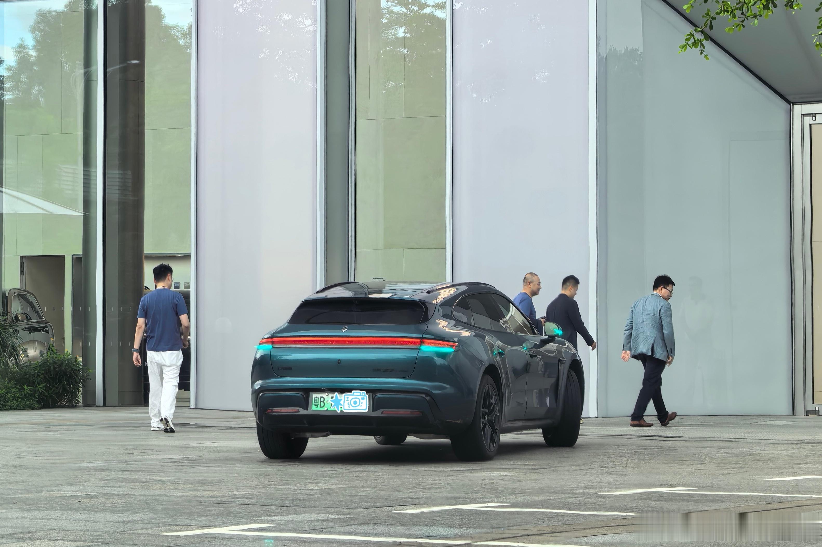 余总每天是真自己开车，真体验自家产品啊。刚在坂田华为旗舰店门口，偶遇开着尚界Z7