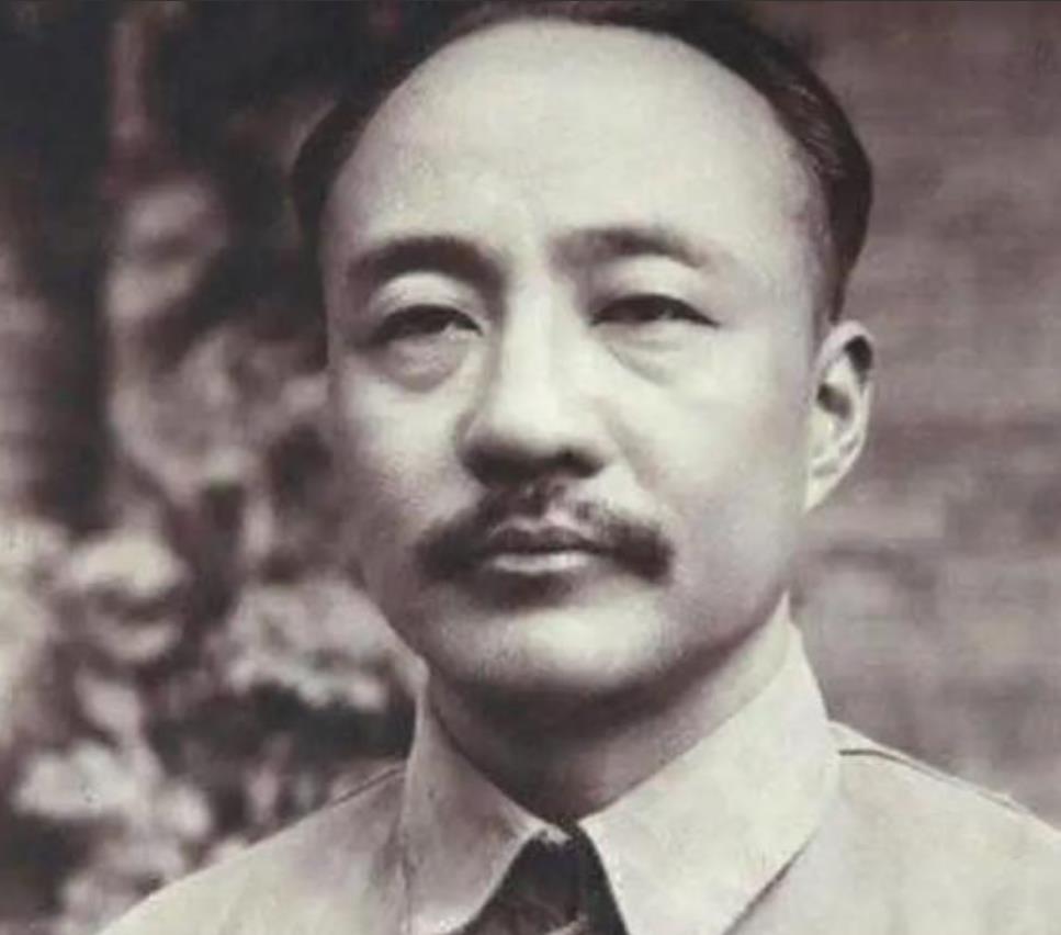 民国初年，李烈钧看上了好兄弟龚永的夫人华世琦。一天，李烈钧给了龚夫人2万大洋，说