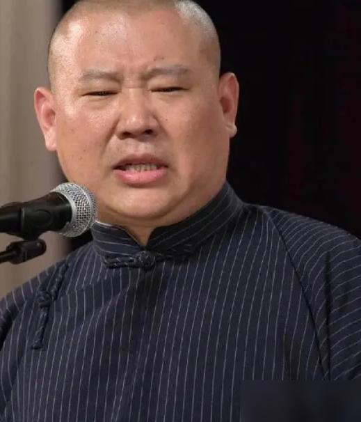 15块钱一张票，都没人听。他还在教郭德纲怎么创作相声。这位就是当年在节目里，