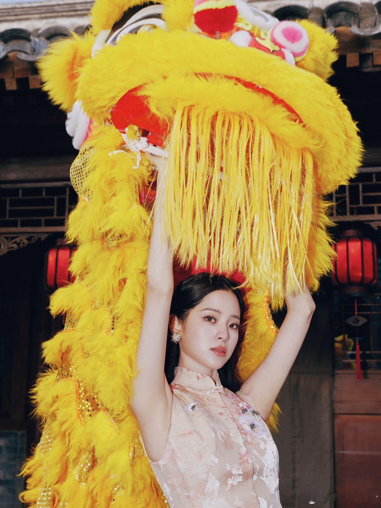 欧阳娜娜白牡丹新中式礼服娜比来啦！春晚新春茶话会上，欧阳娜娜穿着MESSE