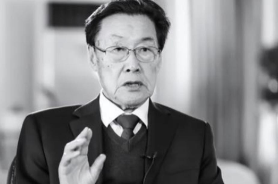 2003年，杨利伟乘坐神舟五号首次飞入太空。有人立刻向两弹元勋钱学森报告了这一好