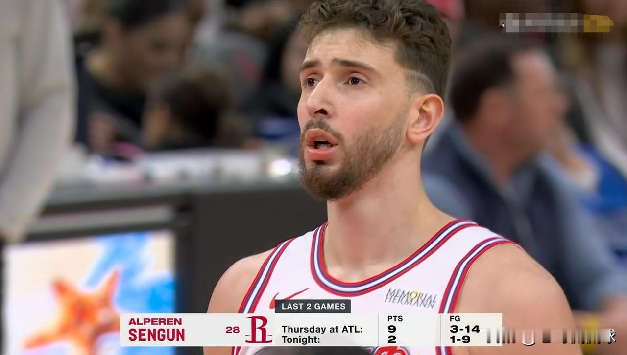 火箭当家中锋申京在攻防两端真是弱爆了！在今天火箭主场迎战独行侠的比赛中，目前双方