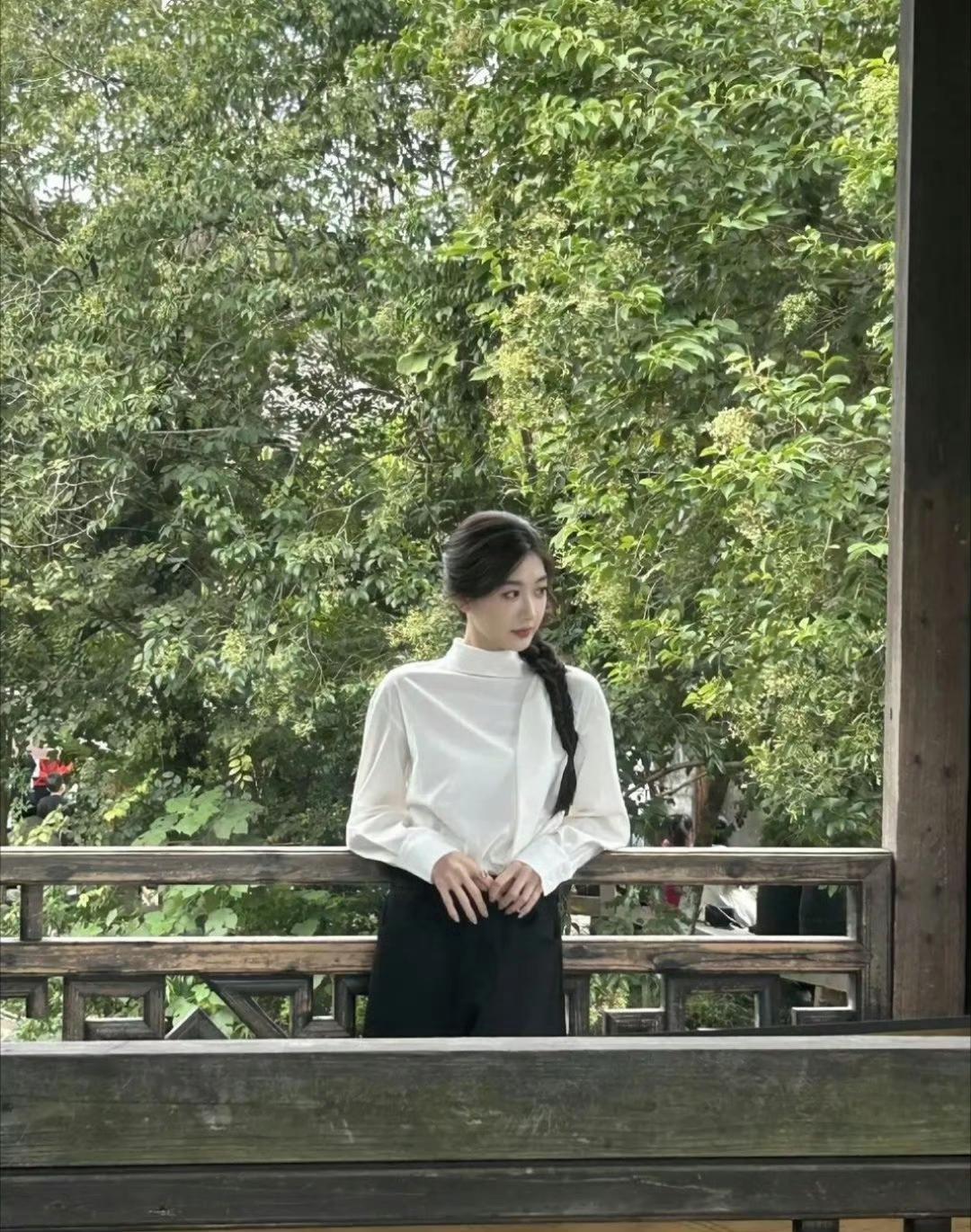 孙乐言在乌镇戏剧节被人偶遇。她看起来特别知性温婉，既有着甜甜的可爱劲儿，又带着一