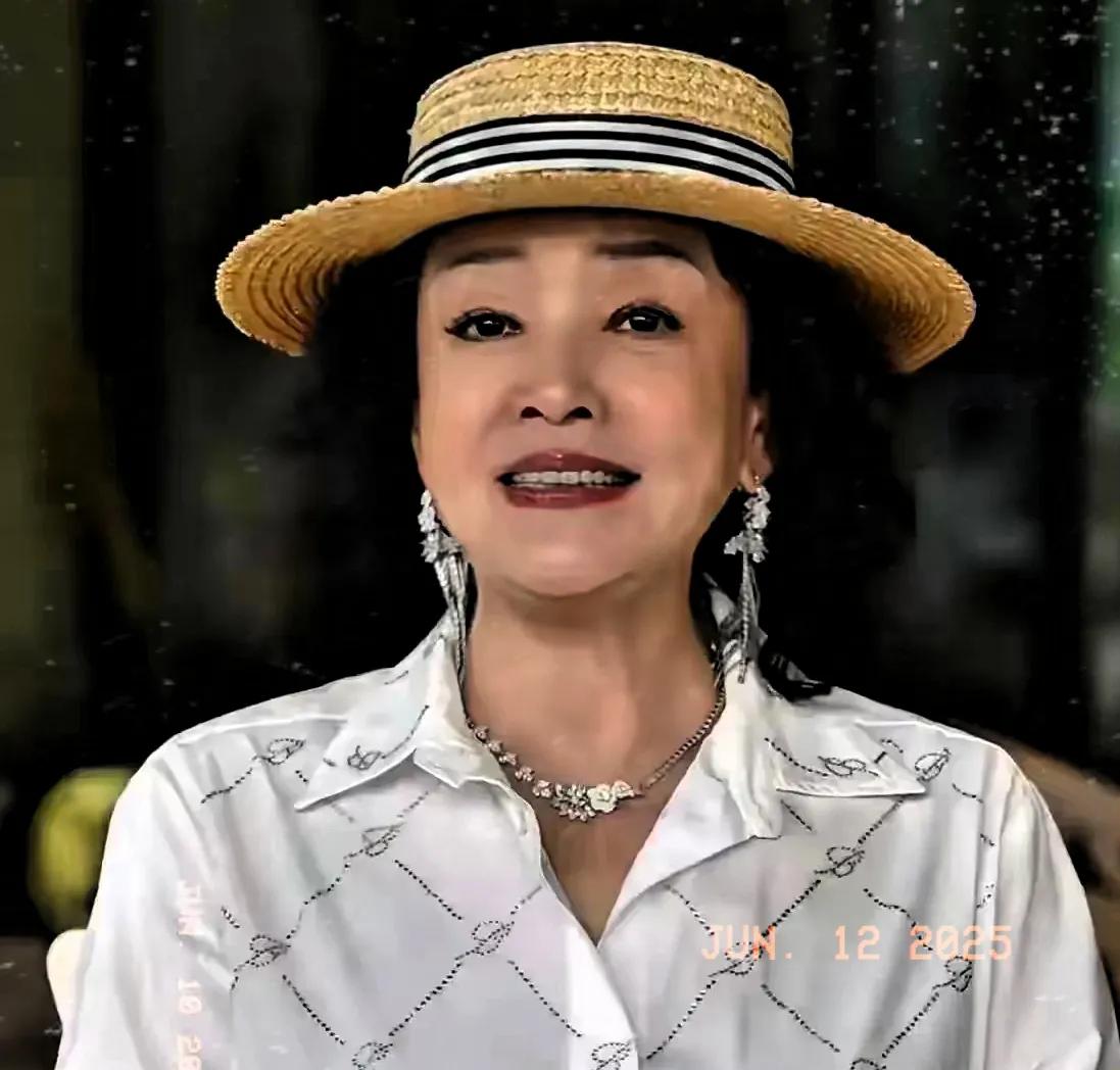 两个女人的不同路：一个创业不服输，一个整容惹争议最近看到两个女人都挺有意思的。