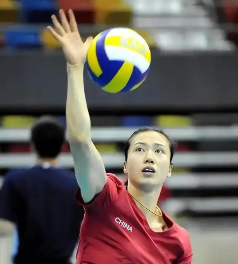 日本女排打的就是明星排球，只有1米74的主力接应和田由纪子昨晚的表现相当出彩，得